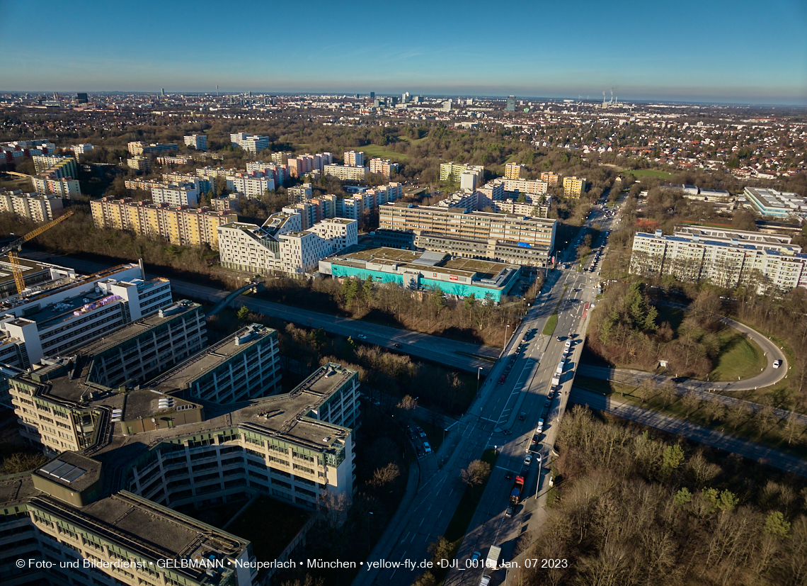 07.01.2023 - Luftbilder vom Plettzentrum mit Montessori Schule in Neuperlach